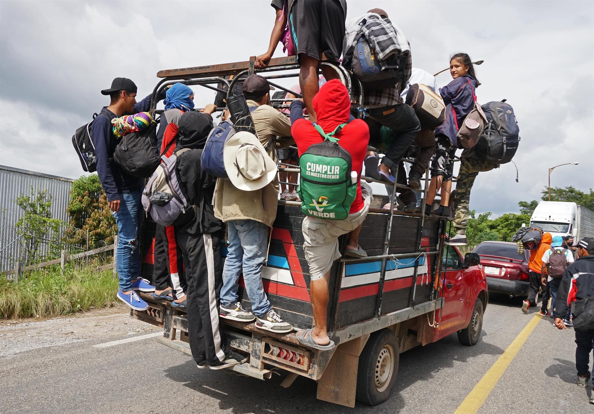 Caravana migrante sigue paso por el sur de México en camiones y a pie