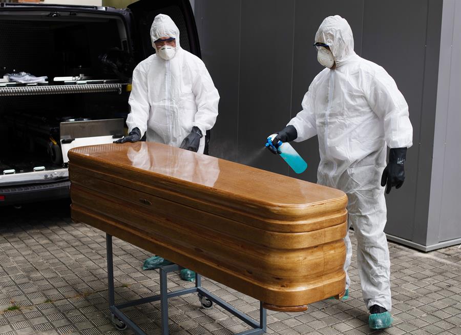 El mundo supera los 5 millones de muertes por covid-19, según Johns Hopkins