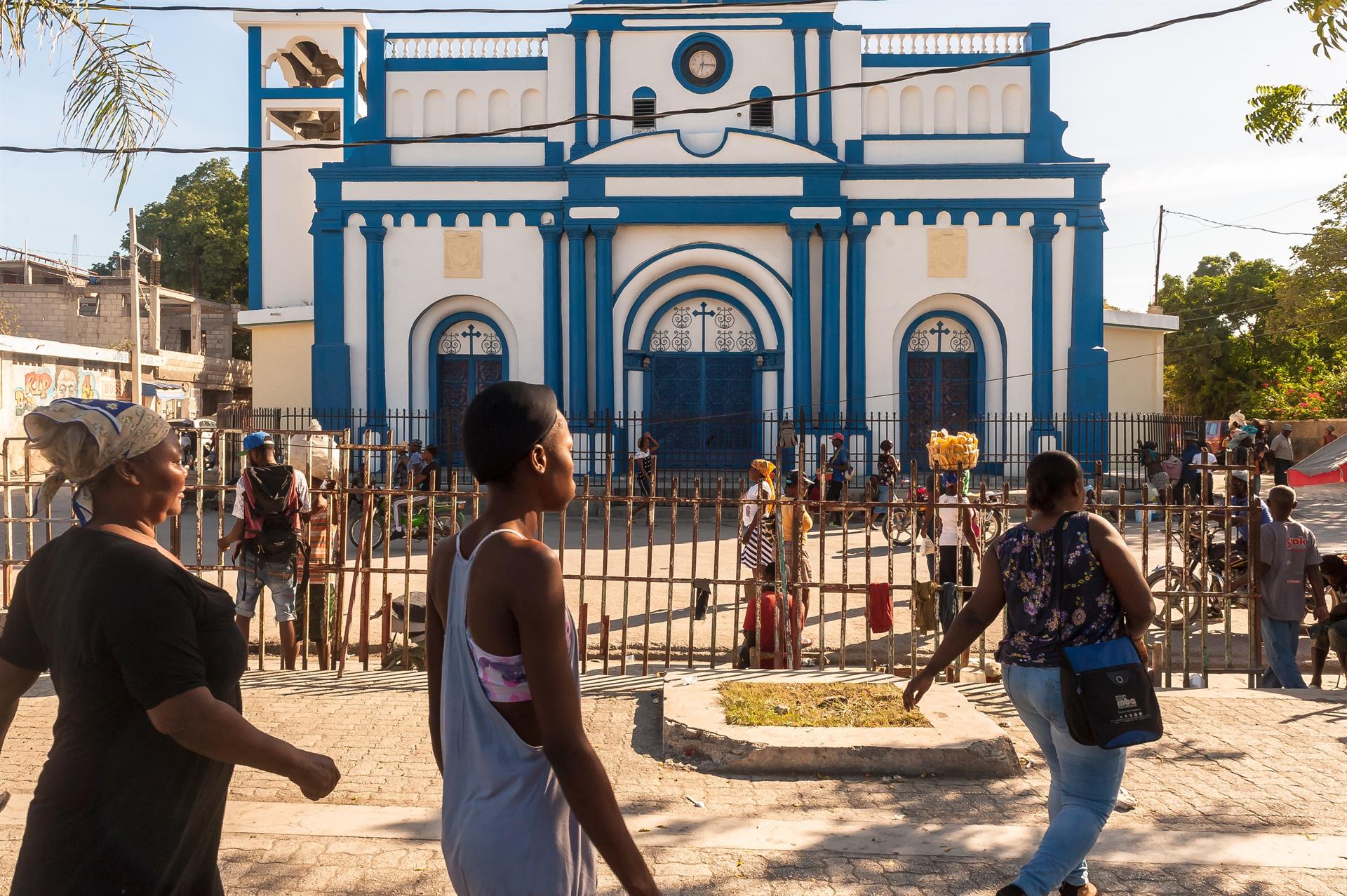 Liberan a 2 de los 17 misioneros secuestrados en Haití, según su iglesia