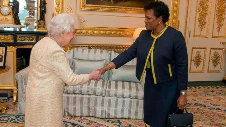 La reina se reúne con la gobernadora general de Barbados, Sandra Mason, durante una audiencia privada en el Palacio de Buckingham el 28 de marzo de 2018 en Londres, Inglaterra.
