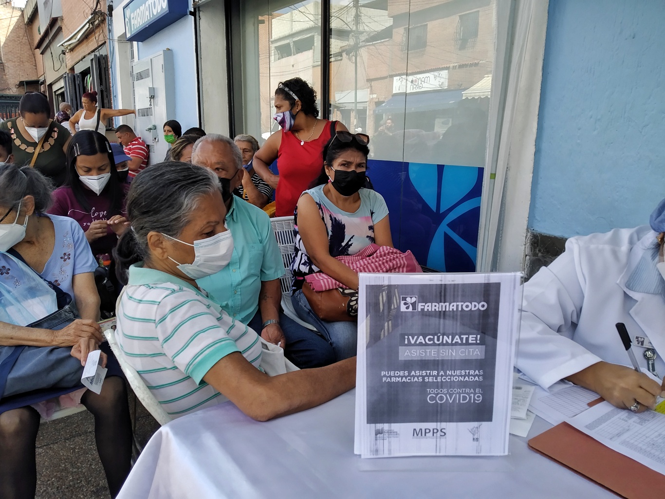 "Es más rápido y sencillo": Venezolanos acuden a vacunarse en Farmatodo y Locatel