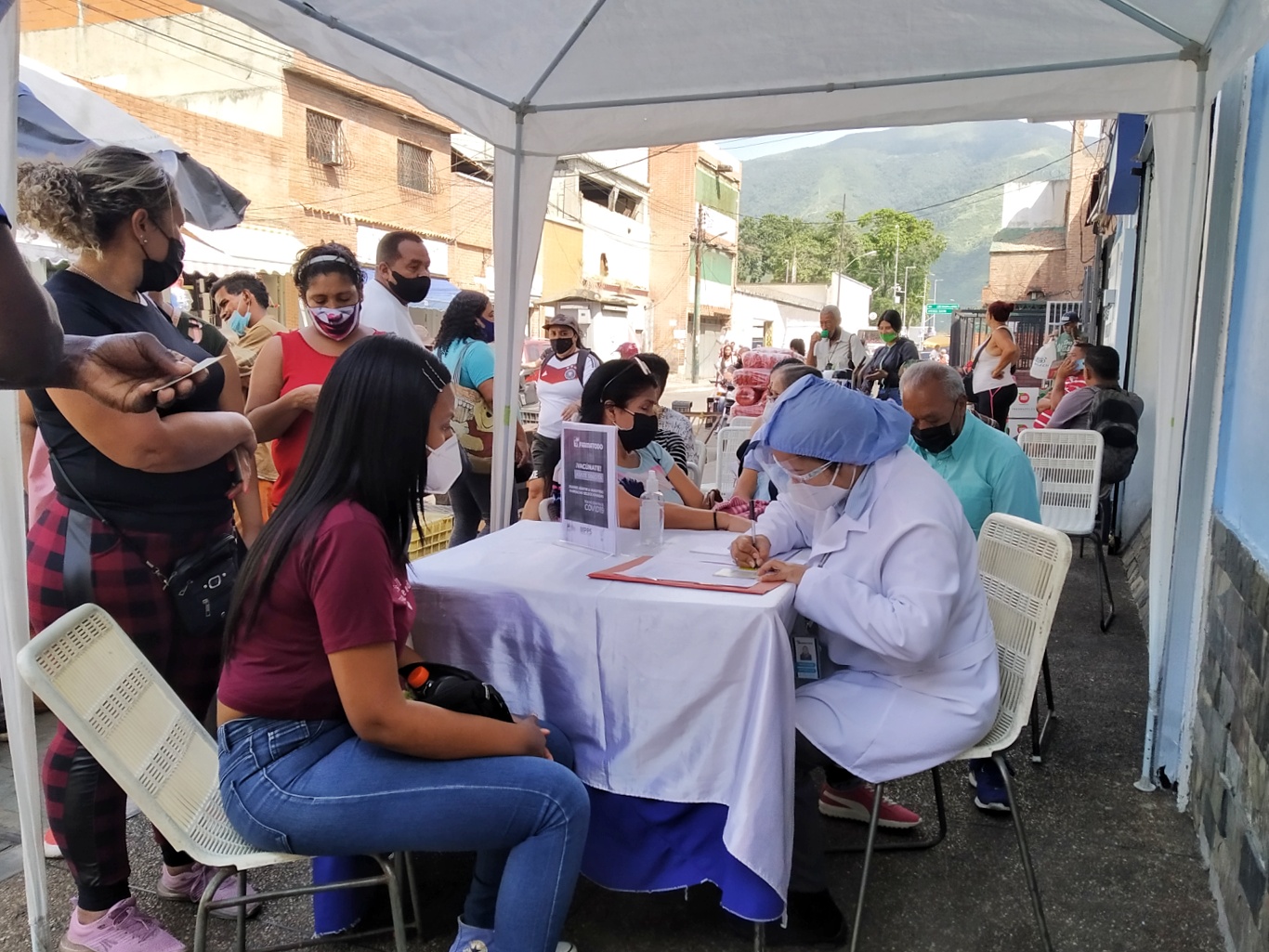 "Es más rápido y sencillo": Venezolanos acuden a vacunarse en Farmatodo y Locatel
