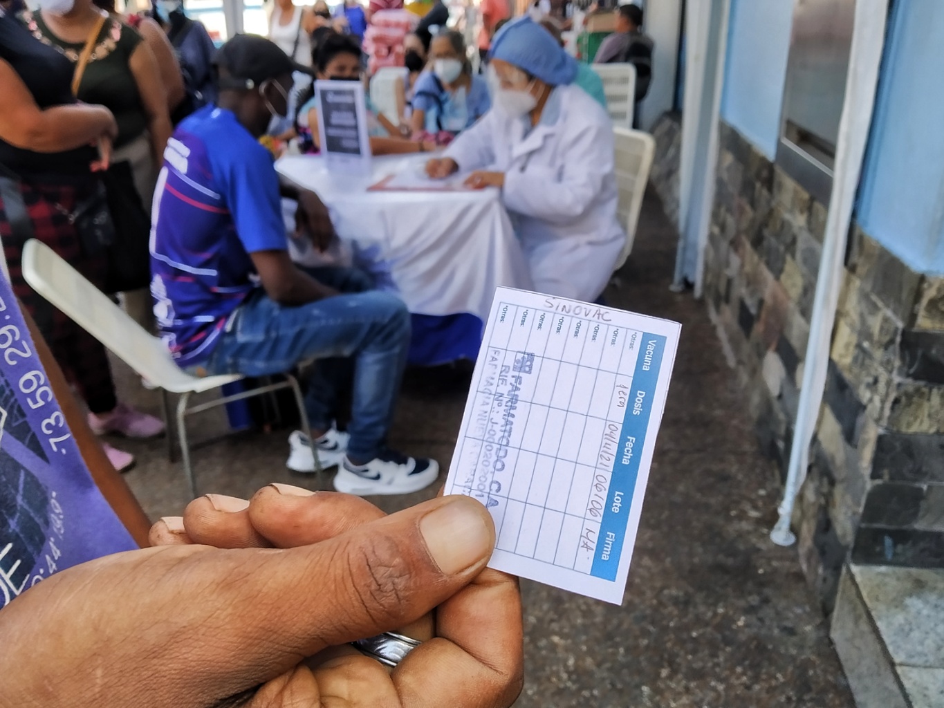 "Es más rápido y sencillo": Venezolanos acuden a vacunarse en Farmatodo y Locatel