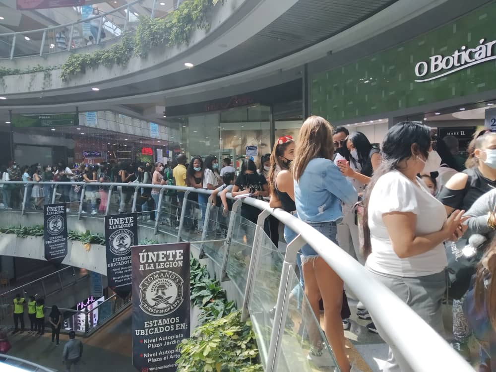 Centros comerciales en Caracas repletos por el Black Friday