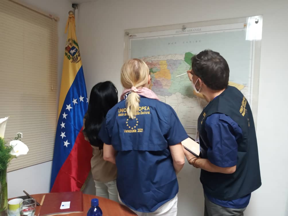 Observadores europeos se reúnen con directores regionales del CNE y partidos políticos
