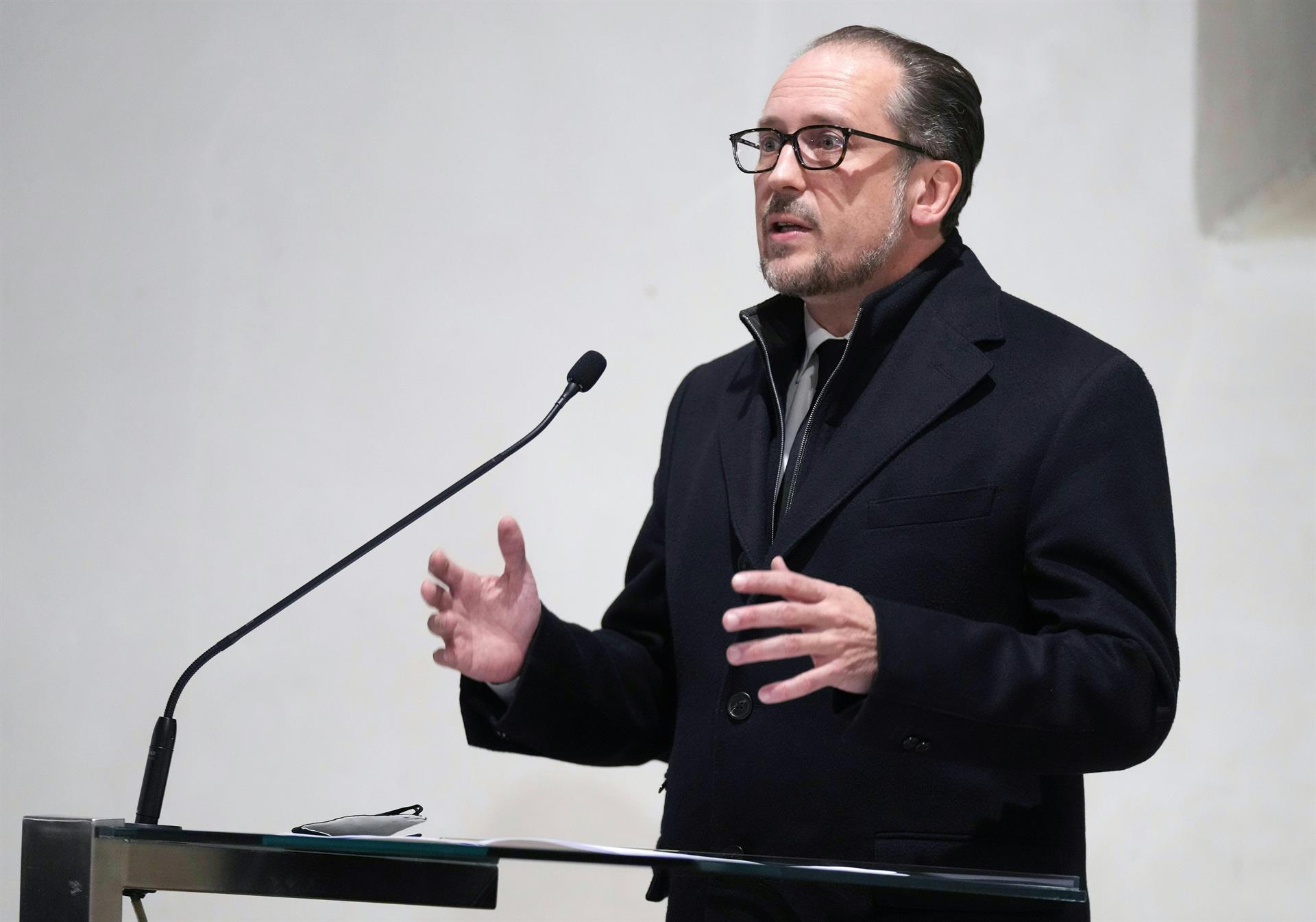 Europa Central presiona para que la población se vacune ante nueva ola COVID