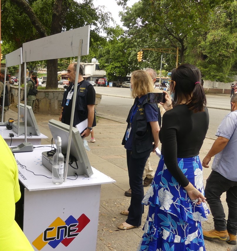 Observadores chequean funcionamiento de máquinas en ferias electorales de Caracas