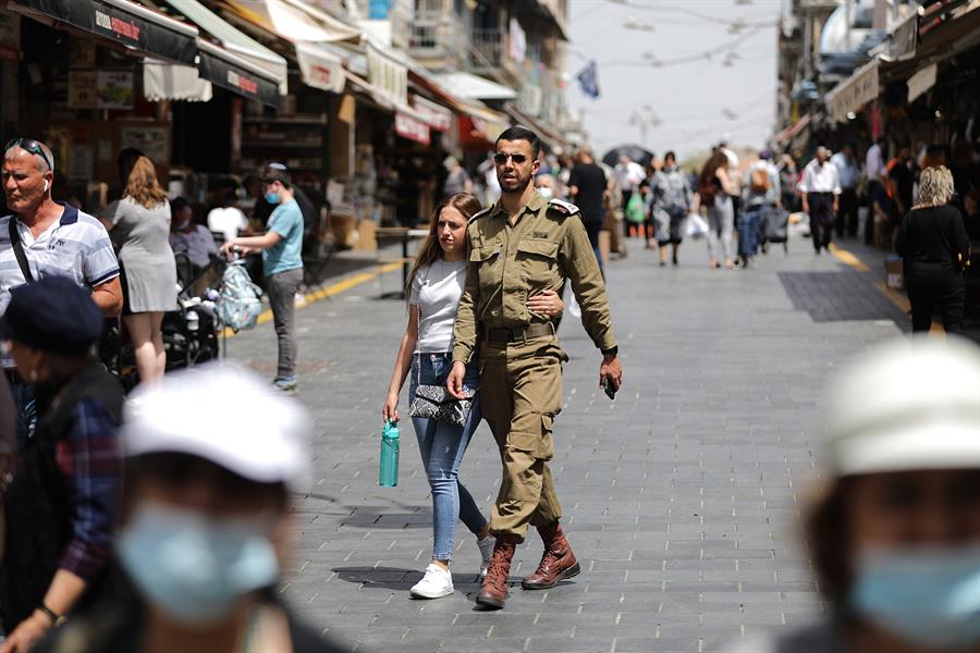Israel prohíbe viajes con casi toda África tras primer caso de nueva variante