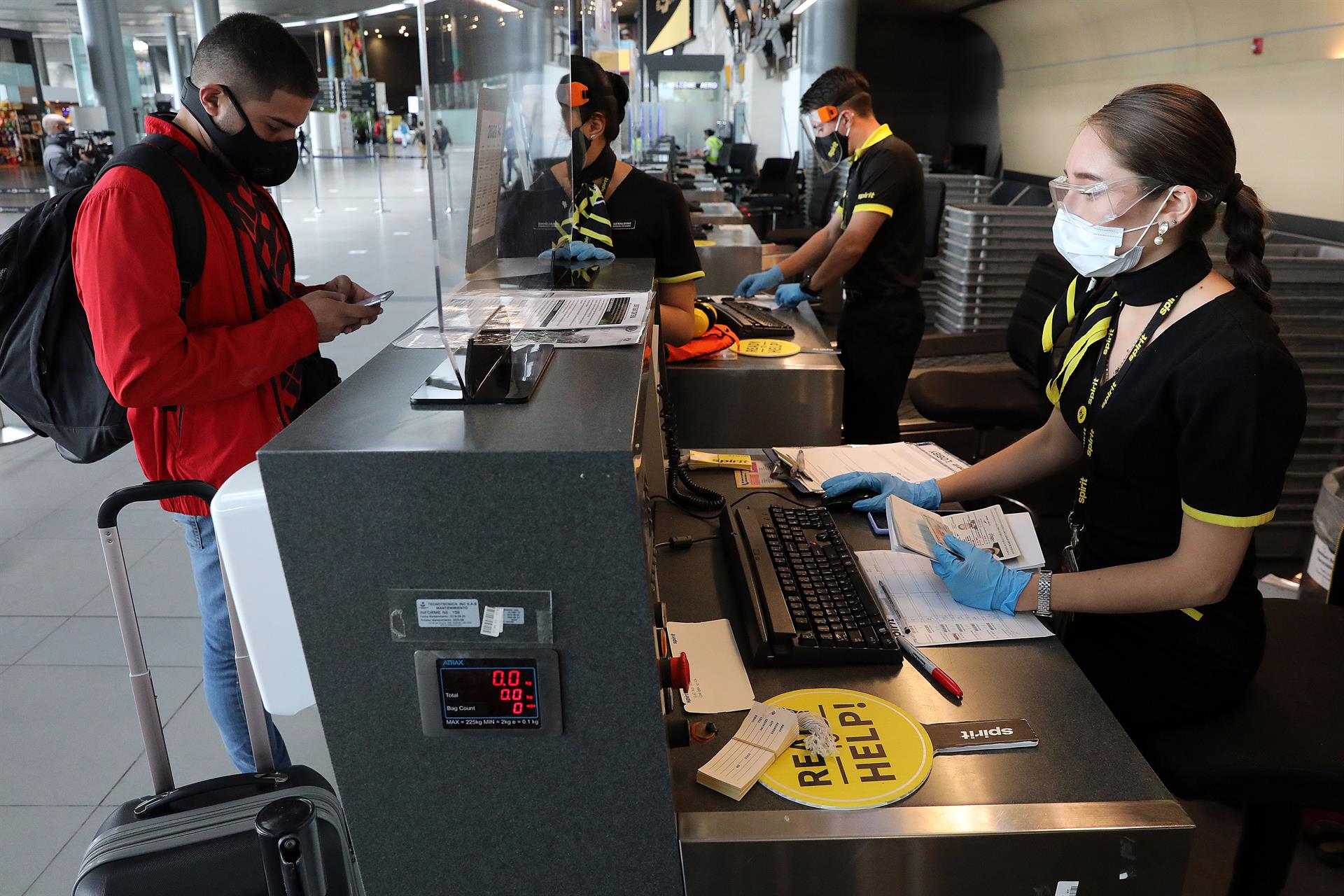 Países americanos abren fronteras en contraste con restricciones europeas