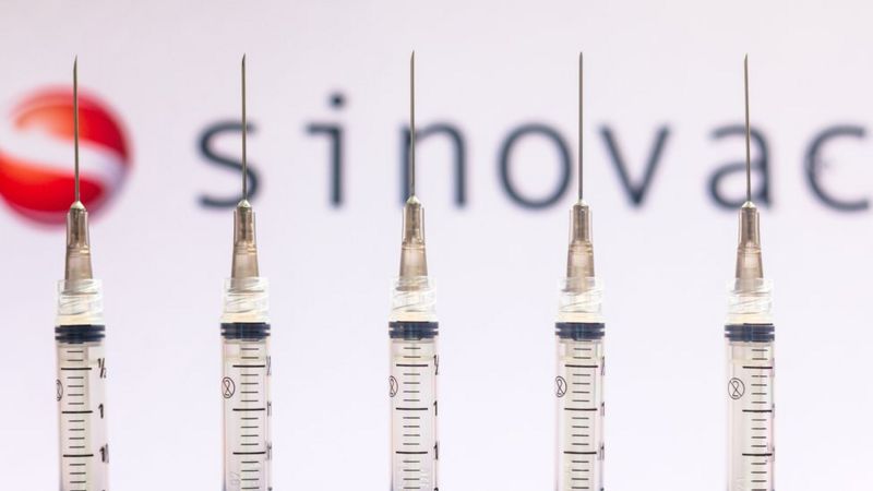Sinovac: la OPS exige 3 dosis de la vacuna china para considerar completamente vacunadas a las personas de más de 60 años