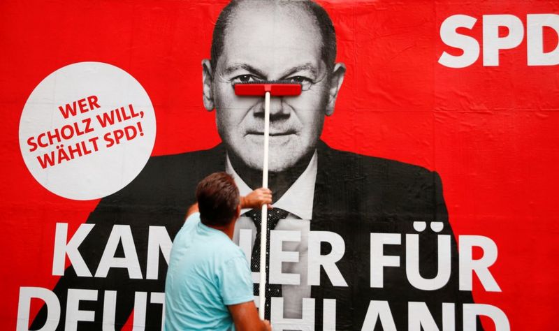 Quién es Olaf Scholz, el nuevo canciller de Alemania con un "increíble parecido" con Angela Merkel
