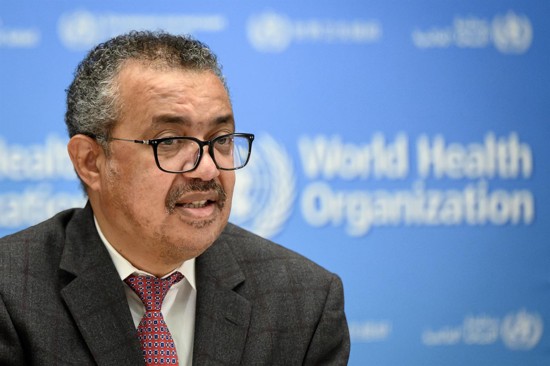 OMS confirma que vacunados y curados de COVID pueden infectarse por ómicron