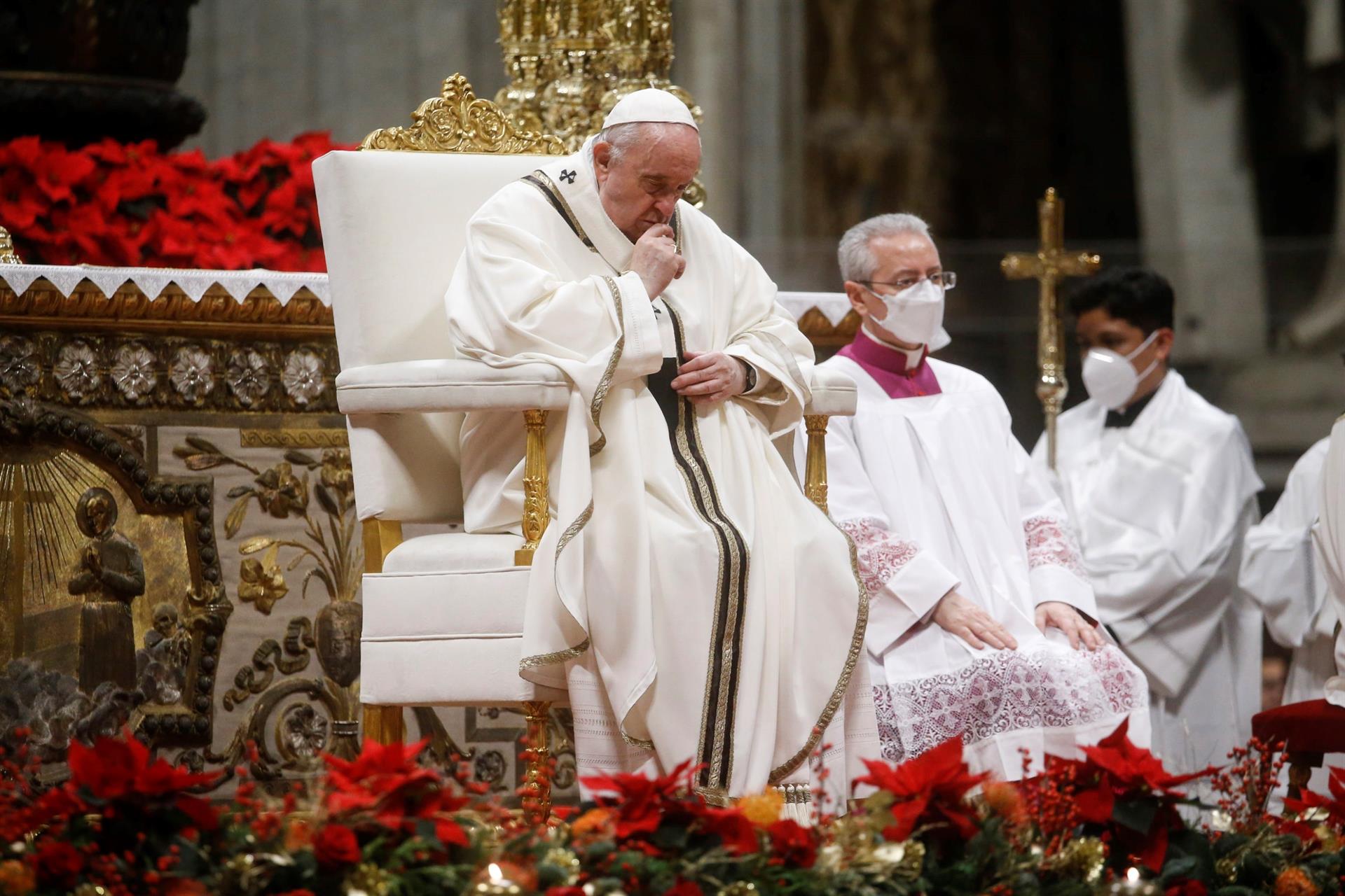 El papa lamenta en mensaje de Navidad que las tragedias "se pasen por alto"