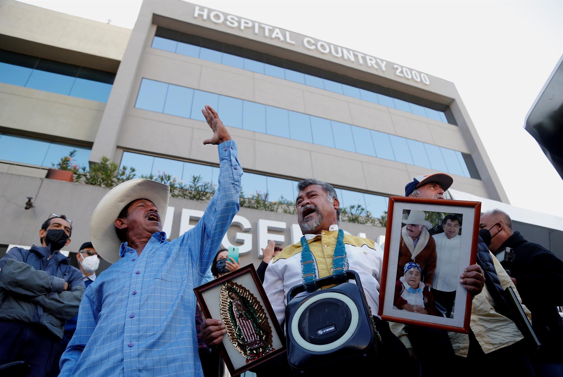 Políticos, artistas y deportistas lamentan muerte del rey de las rancheras, Vicente Fernández