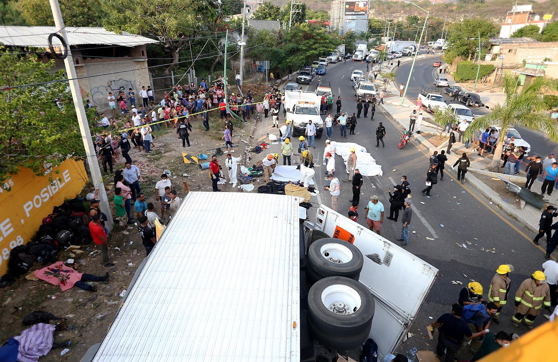 Suben a 55 los inmigrantes muertos al volcar un camión en sureste de México