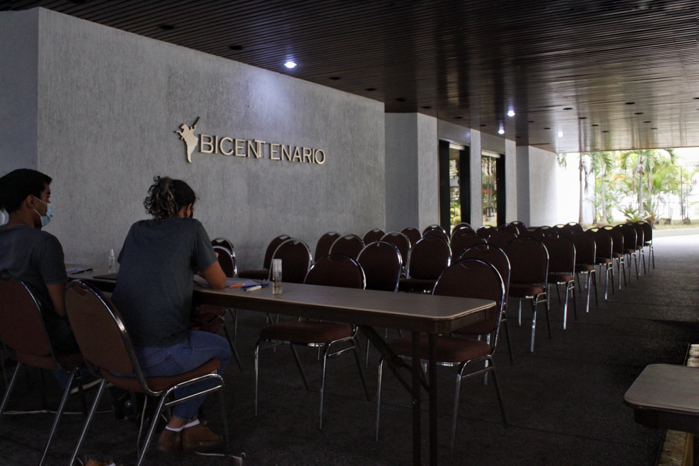 Vacíos y con horario reducido: así están los centros de vacunación en Caracas