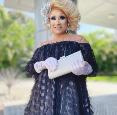 Defensores rechazan discriminación de cadena hotelera en contra de la artista Chiky Lorens