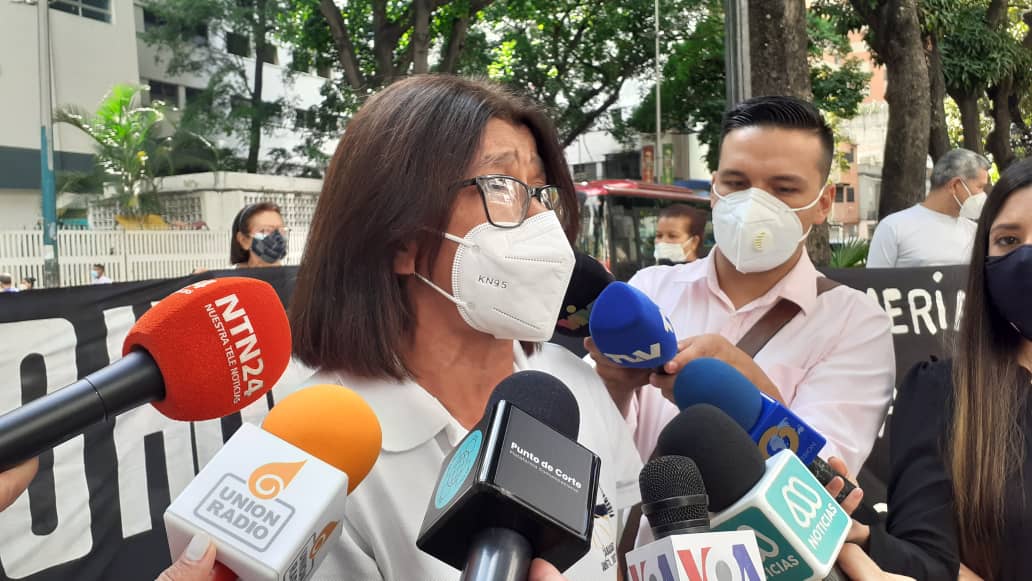 "Los pacientes no van a tener quién los atienda": Colegio de Enfermería alerta sobre déficit de personal