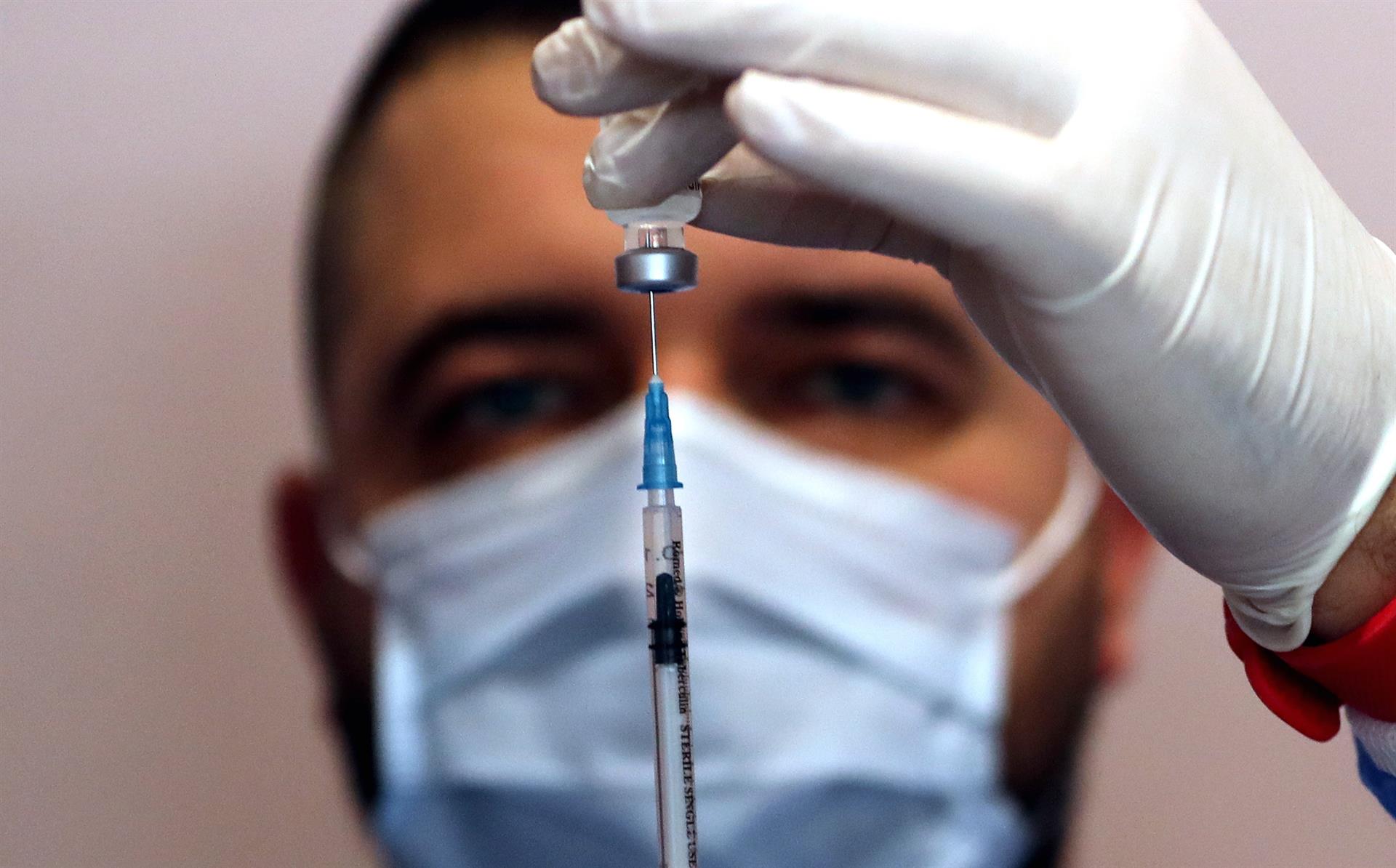Vacunas inducen menos anticuerpos neutralizantes contra la ómicron, dice Oxford
