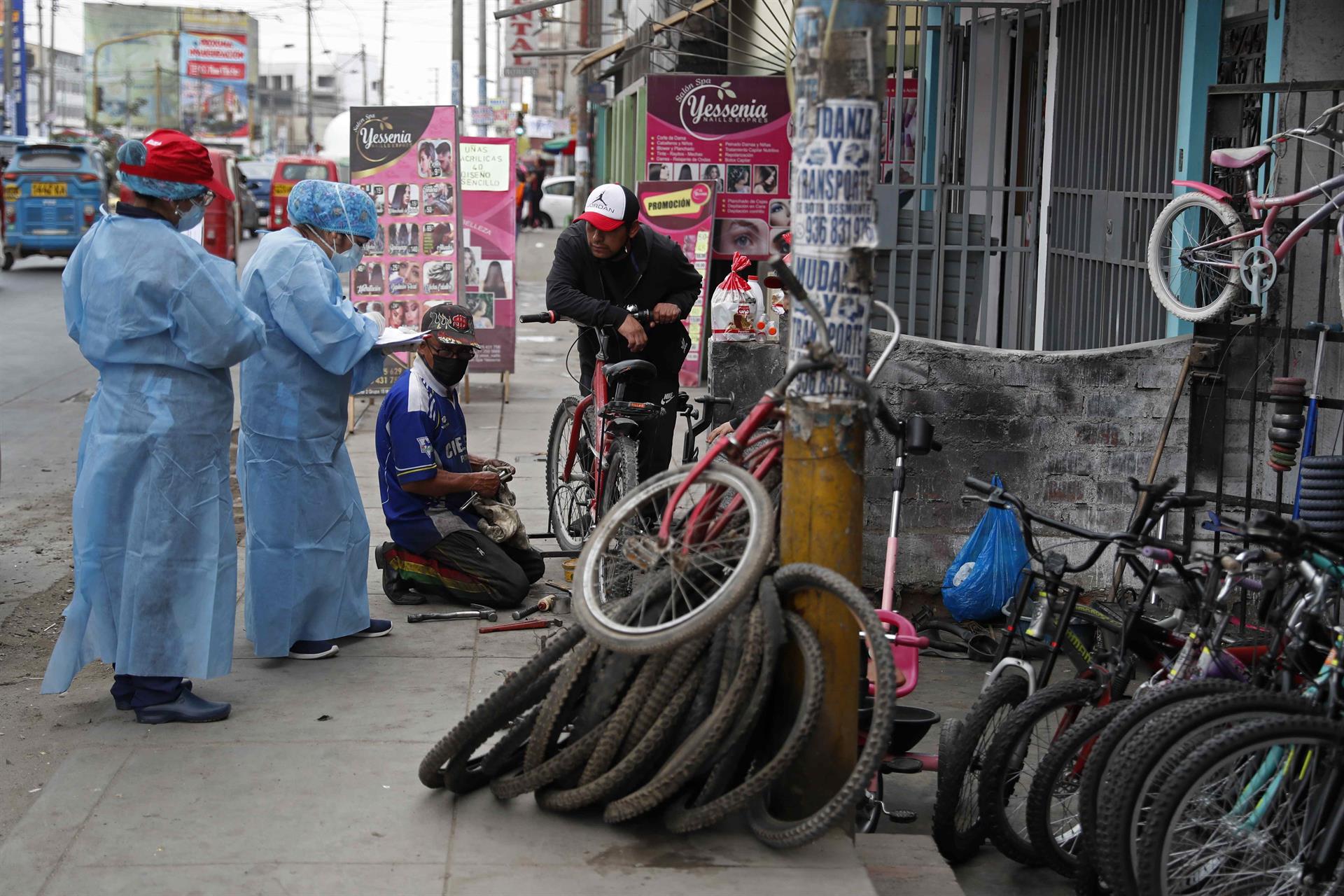 Perú confirma más casos de ómicron y adelanta a tres meses dosis de refuerzo