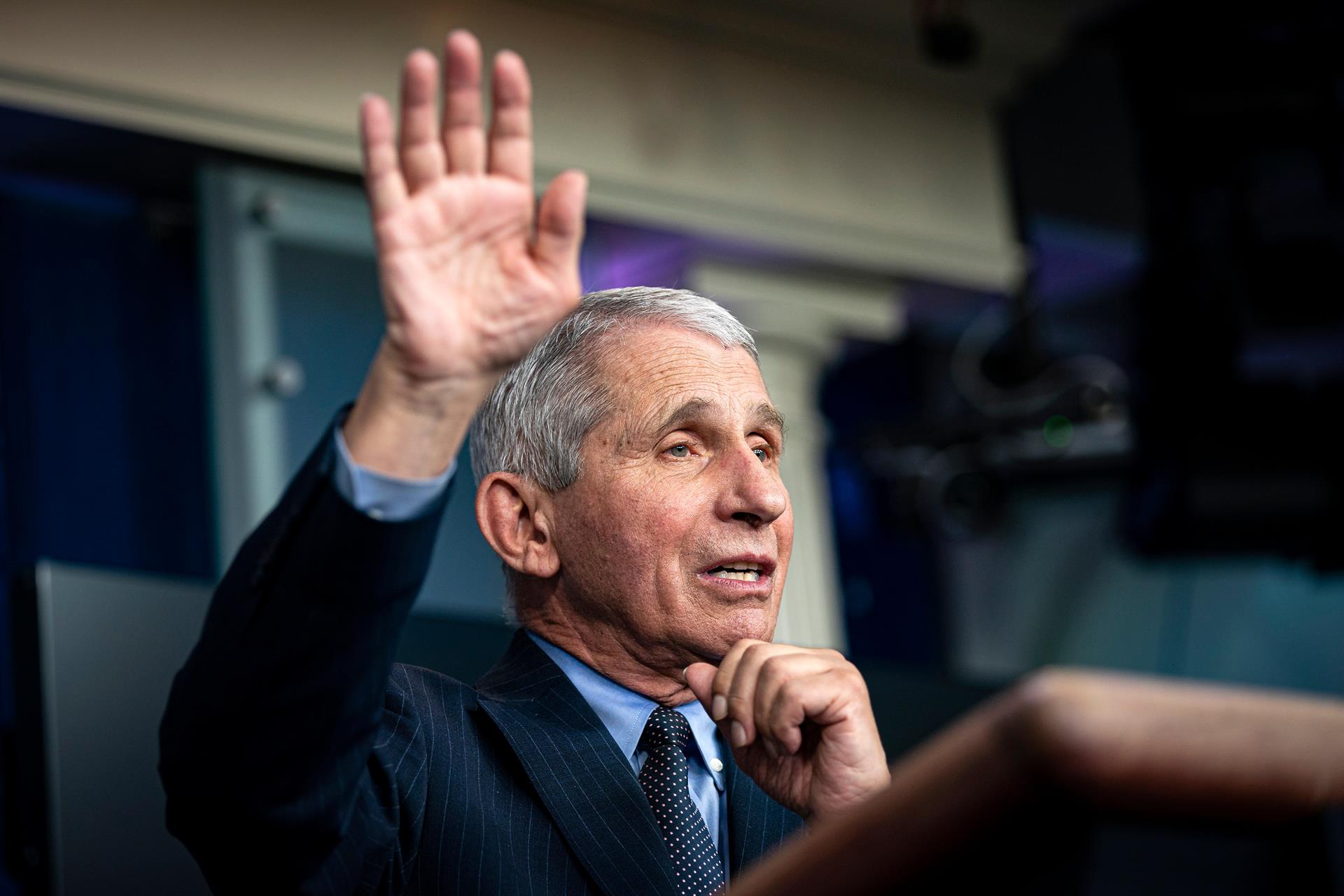 Dosis de refuerzo funcionan con ómicron, dice Fauci