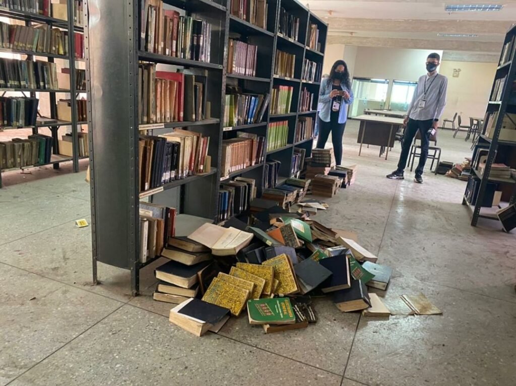 Delincuentes ingresaron a la Biblioteca de la Unexpo de Barquisimeto, estado Lara, y se llevaron al menos 40 estantes de la sala dos,