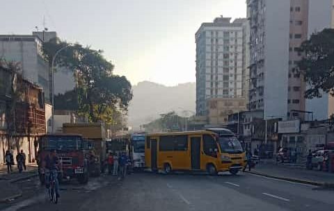 Transportistas trancan la avenida Francisco de Miranda por falta de gasoil