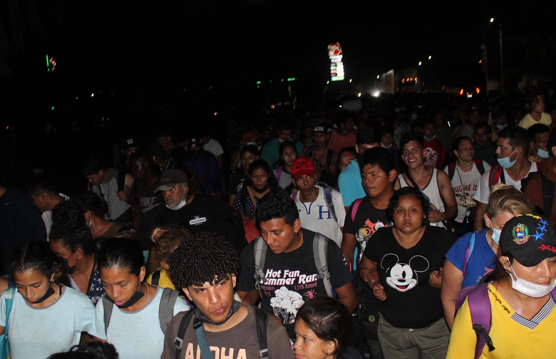 Nueva caravana de migrantes, entre ellos venezolanos, sale del sureste de México rumbo a EEUU