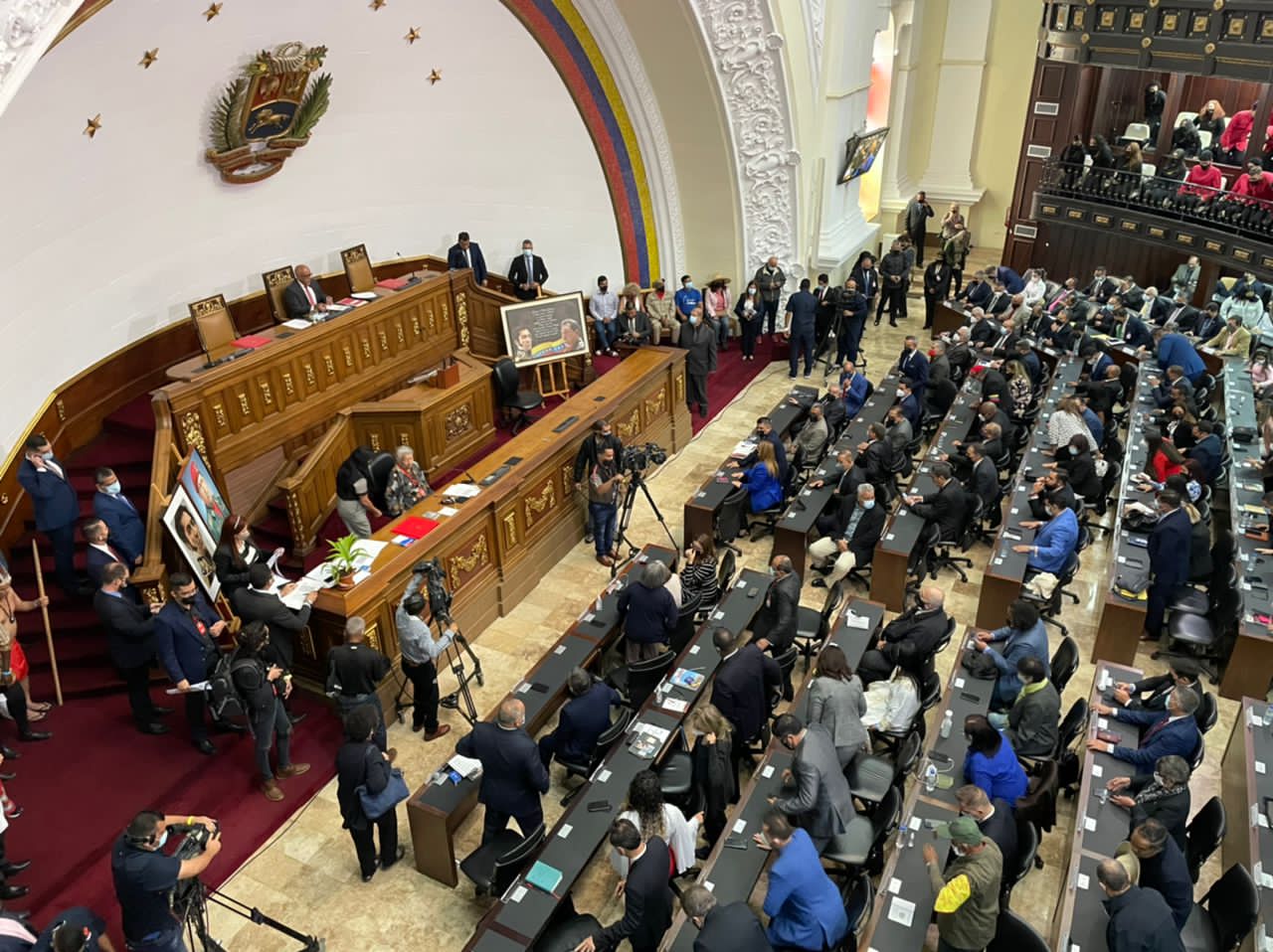 AN del 6Dic se instala, ratifica a Rodríguez en la presidencia y excluye a oposición de directiva