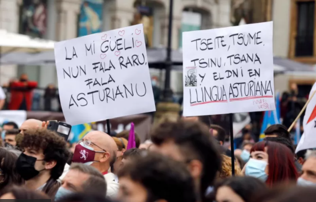 "Mi abuela no habla raro, habla asturiano", se lee en una pancarta portada por uno de los que participaron el la manifestación organizada por la Xunta pola Defensa de la Llingua Asturiana a favor de la oficialidad de dicho idioma en Oviedo, España, el 16 de octubre de 2021.