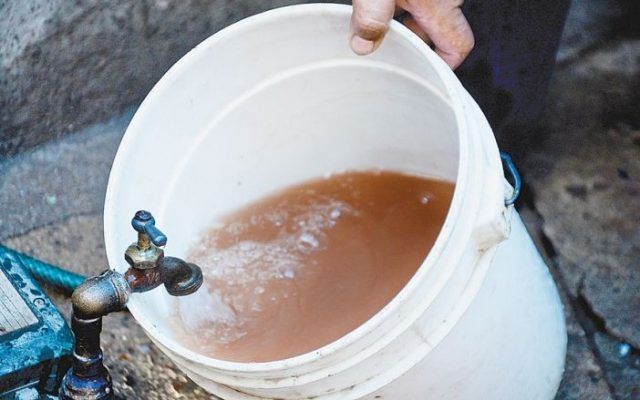 Caraqueños denuncian que el agua por tuberías llega contaminada en varios sectores