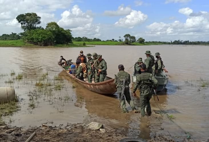 Militares realizan búsqueda de grupos armados colombianos en Barrancas del Orinoco