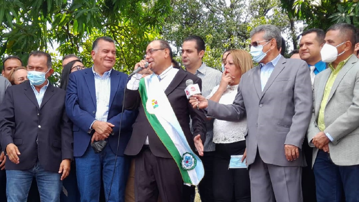 Gobernador de Barinas viaja a Caracas para reunirse con Maduro tras juramentarse Gobernador de Barinas viaja a Caracas para reunirse con Maduro tras juramentarse