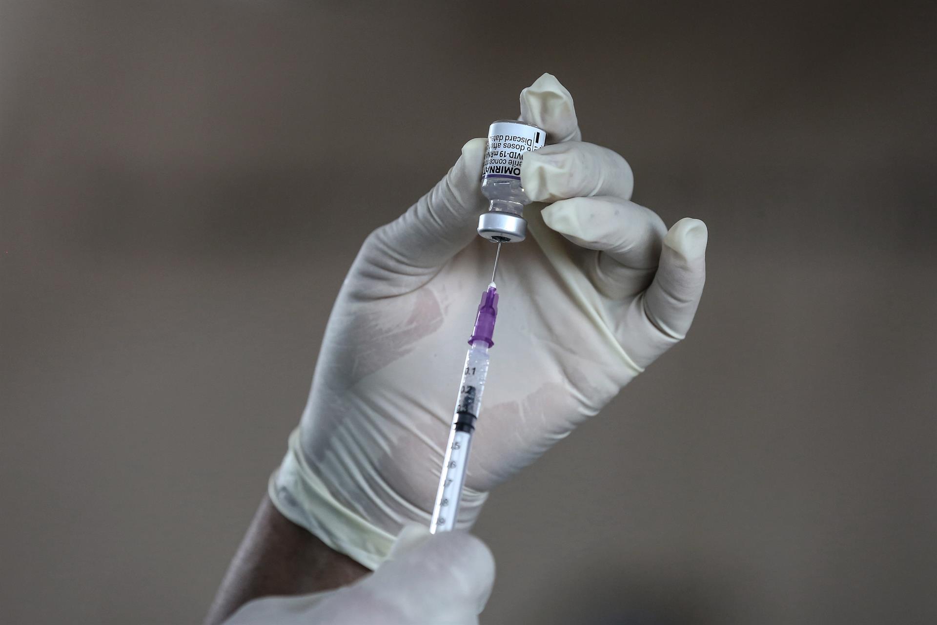 EE.UU. baja de seis a cinco meses el período de espera para la tercera dosis de Pfizer