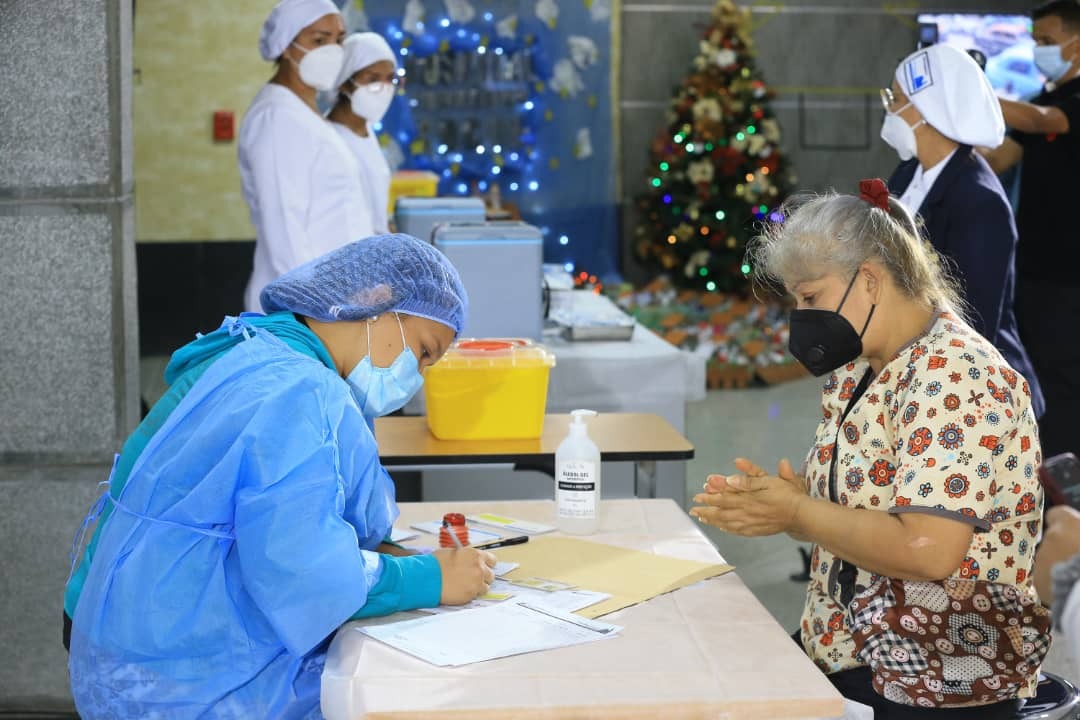 Venezuela inicia vacunación de refuerzo a trabajadores de salud este #3Ene