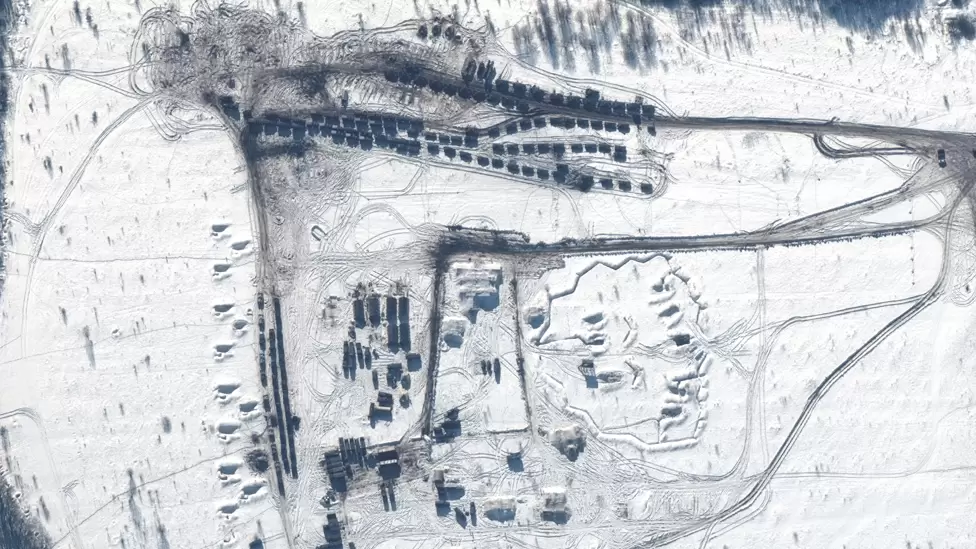Rusia y Ucrania: qué muestran las imágenes satelitales sobre los movimientos del ejército ruso en la frontera ucraniana