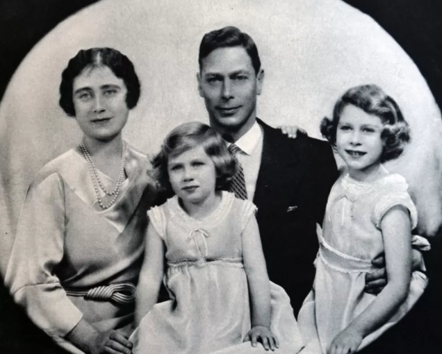 La joven princesa Isabel, a la derecha, con su hermana pequeña Margarita y sus padres cuando eran duque y duquesa de York.