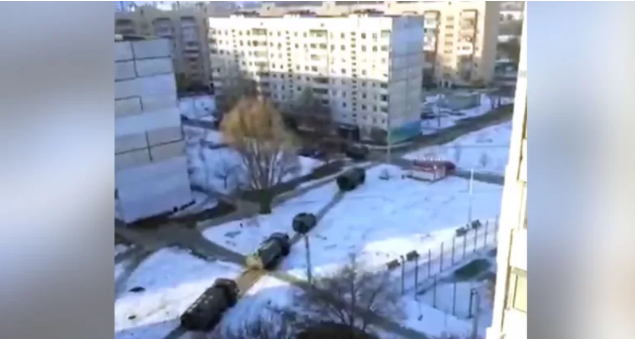 Fotograma de un video verificado de Telegram que muestra camiones rusos entrando en Járkiv, el 27 de febrero de 2022.