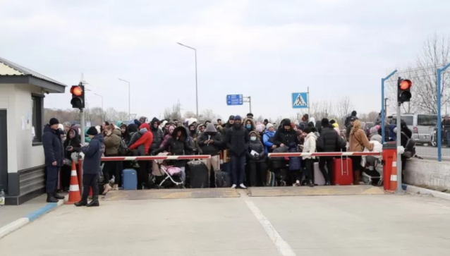 Detrás hay una larga fila y una incierta espera para cruzar hacia lo desconocido.