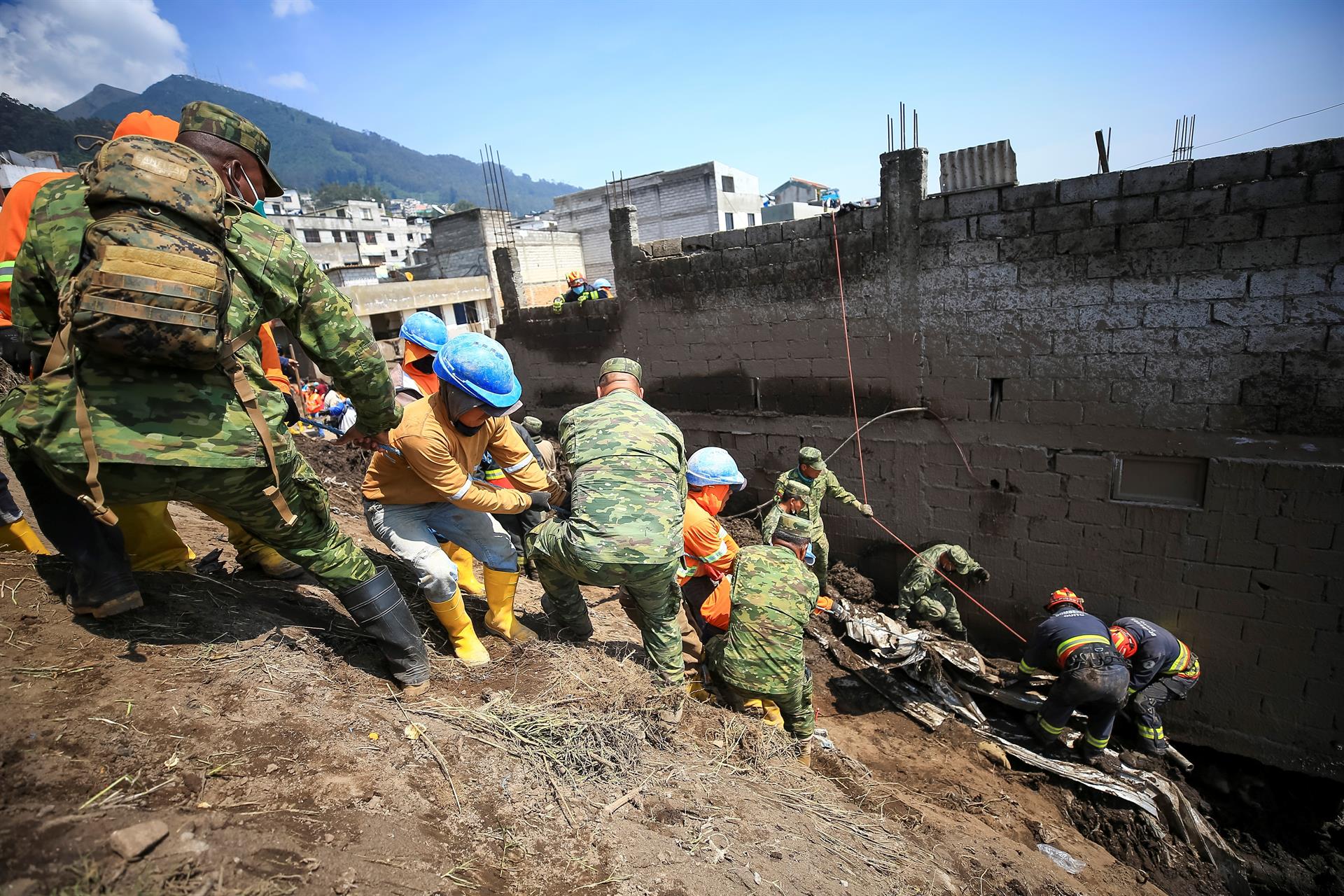 Venezolana embarazada que fue arrastrada por alud en Quito vive de "milagro"