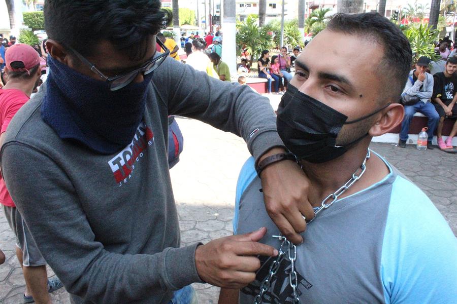 Migrantes se encadenan para presionar entrega de papeles en sureste de México