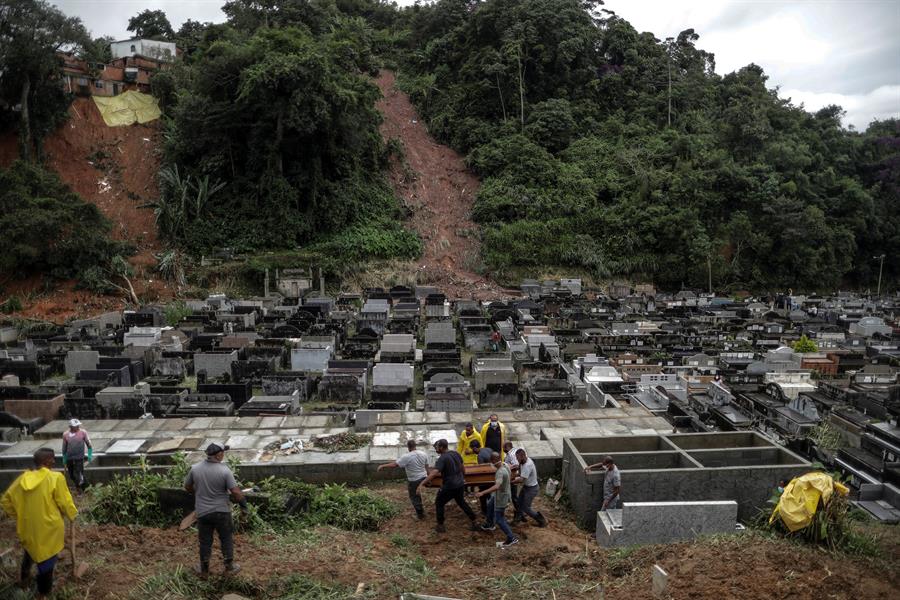 Petrópolis suma 152 muertes por lluvias y continúa búsquedas con dificultades