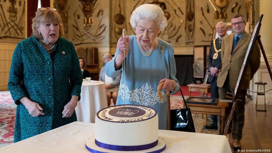 Reina Isabel II de Inglaterra contrae covid-19