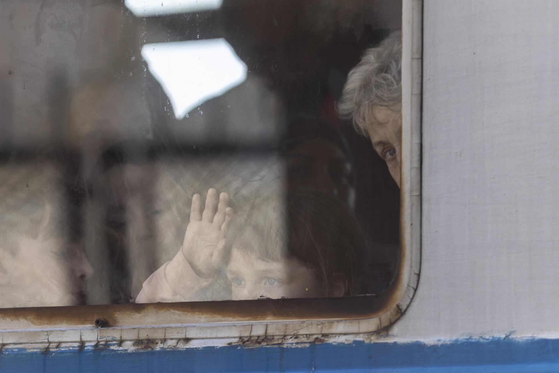 Refugiados ucranianos suben a 2,8 millones, más de la mitad en Polonia