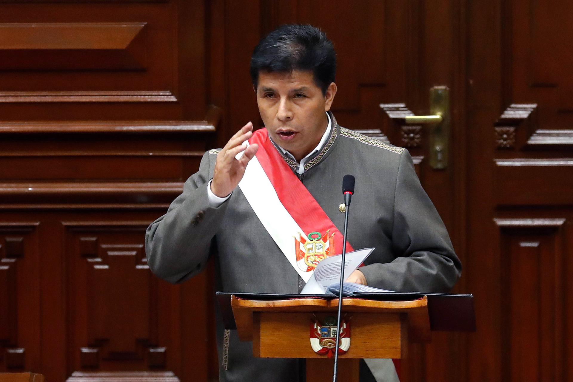 Castillo se consolida en la presidencia de Perú, tras superar intento de destitución