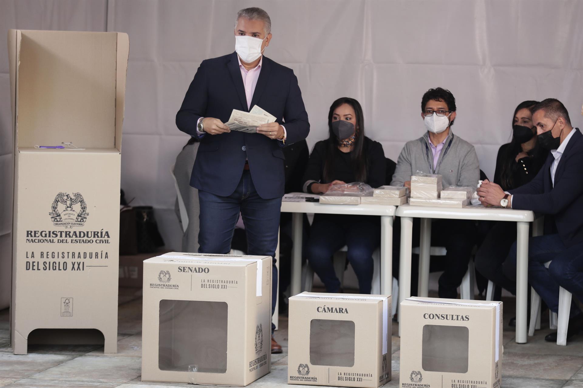 Duque emite su voto y destaca el "hito histórico" de las curules de paz