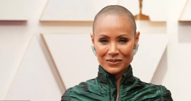 Jada Pinkett acudió a la ceremonia de los Oscar con la cabeza completamente rapada