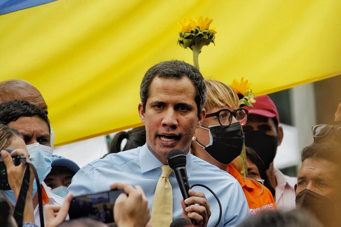 Lo que está detrás de las agresiones a Juan Guaidó, según analistas