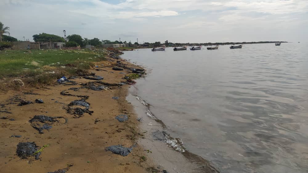 Pescadores reportan nuevo derrame de petróleo en Falcón