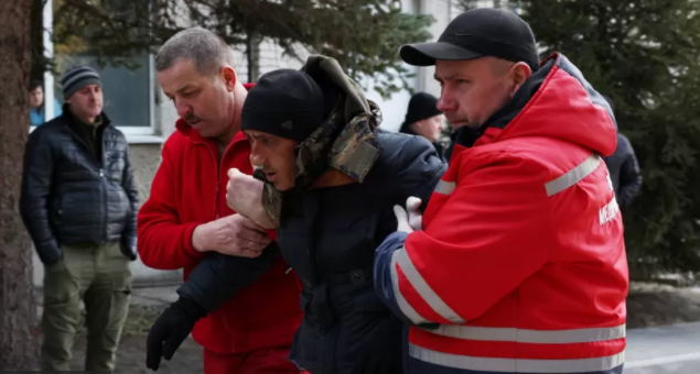 Un paciente es asistido en el hospital del distrito de Novoiavorivsk, en el oeste de Ucrania.